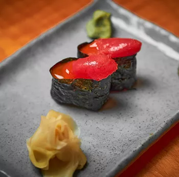 Гункан с икрой минтая