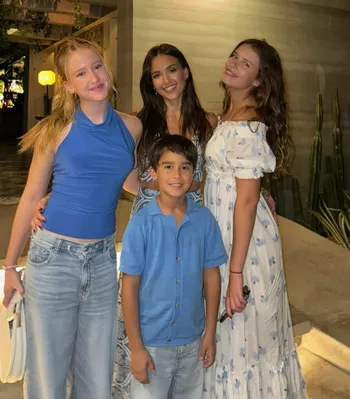 Альба с детьми