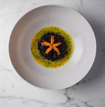 Тартар из брюшка тунца с икрой морского ежа