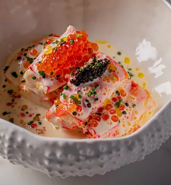 Первая фаланга камчатского краба в икорном соусе