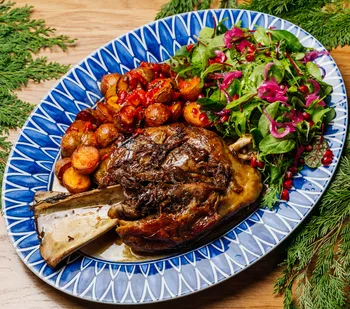 Лопатка ягненка с картофелем и домашним лечо из The Greeks & pasta