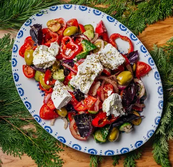 Греческий салат с карамелизированными оливками из The Greeks & pasta