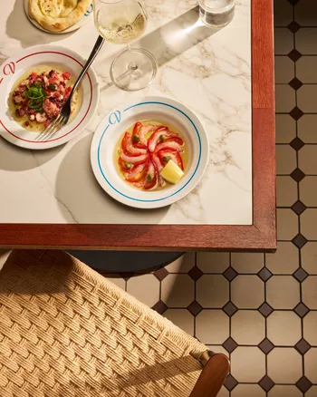 Морепродукты и вино в остерии Vento