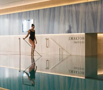 Бассейн с джакузи в термальном комплексе