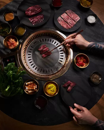 Жаровня на столе в Amba