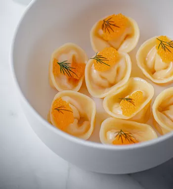 Пельмени с крабом и икрой сига