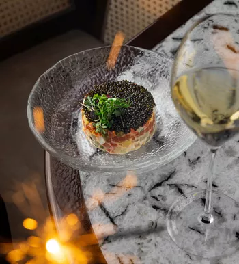 Оливье с лососем и черной икрой