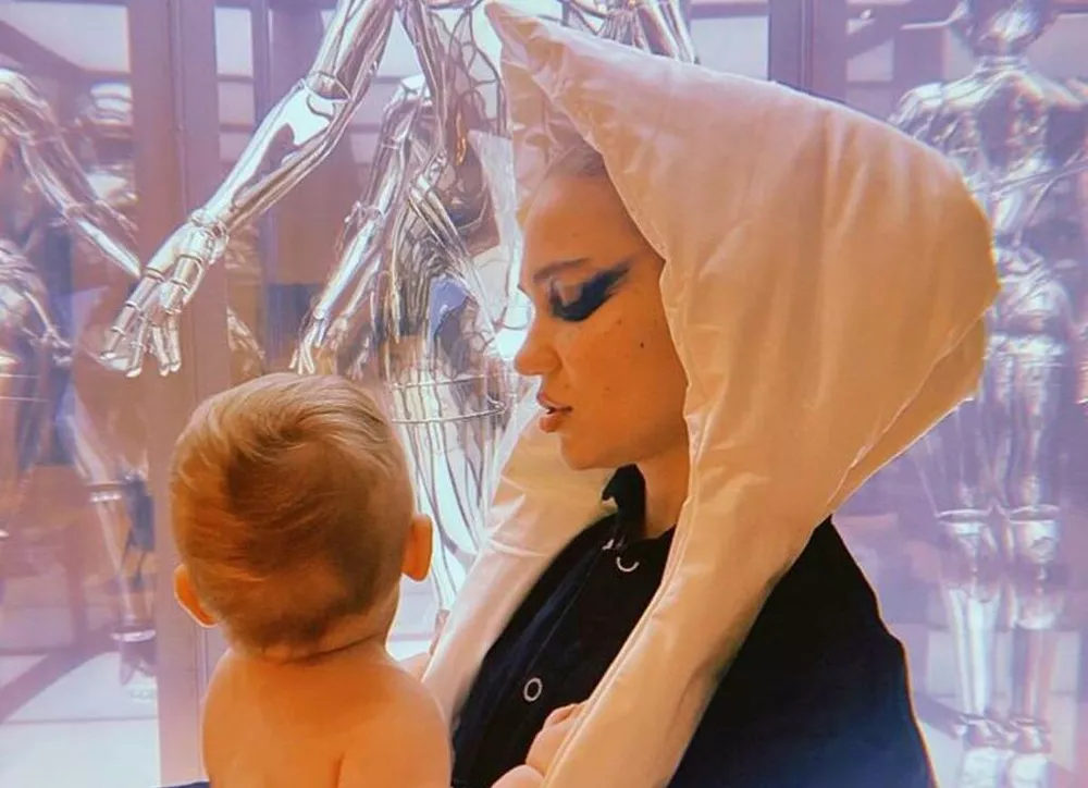 Граймс обвинила Илона Маска в нарушении правил совместного воспитания их сына