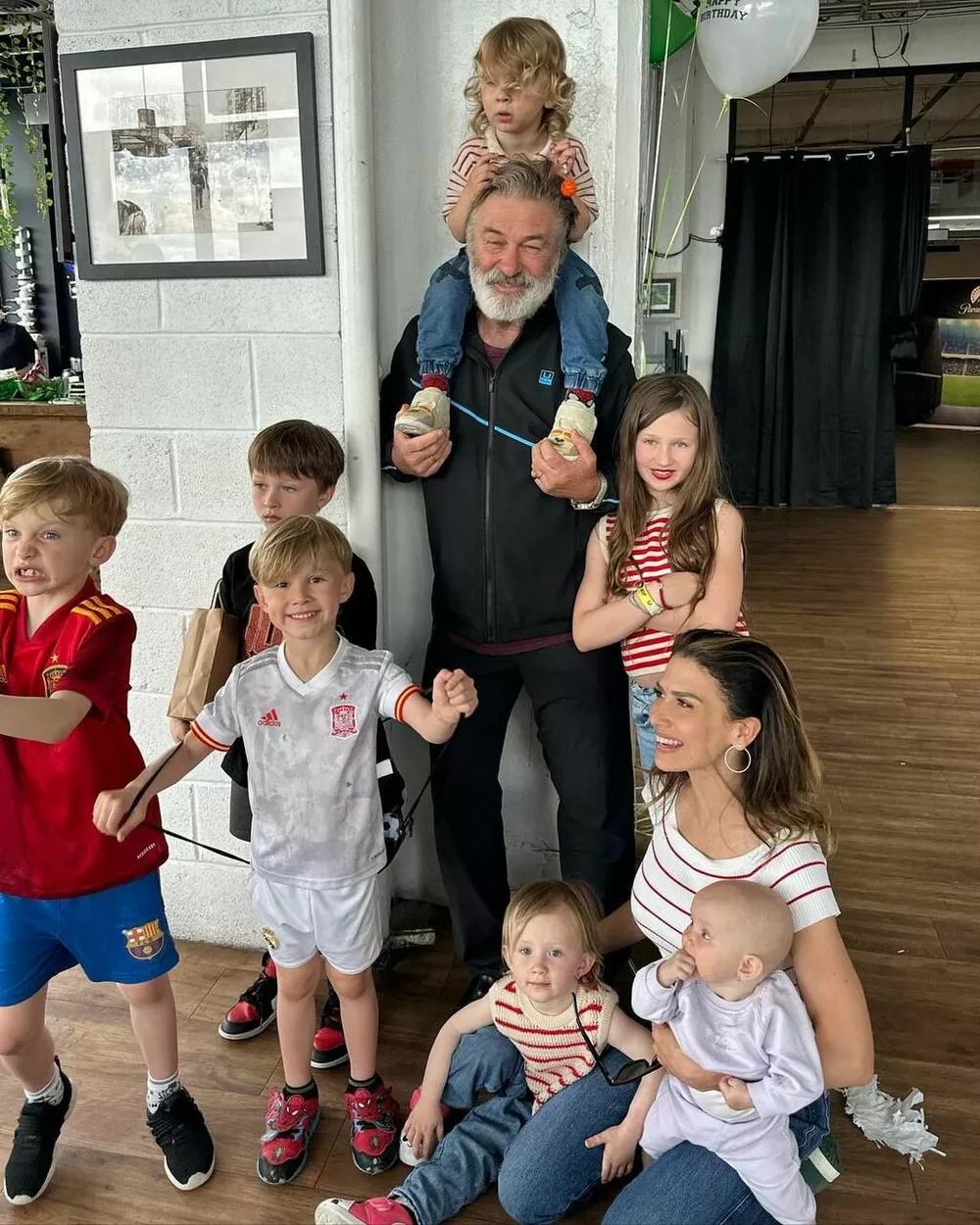 Болдуин с женой и детьми