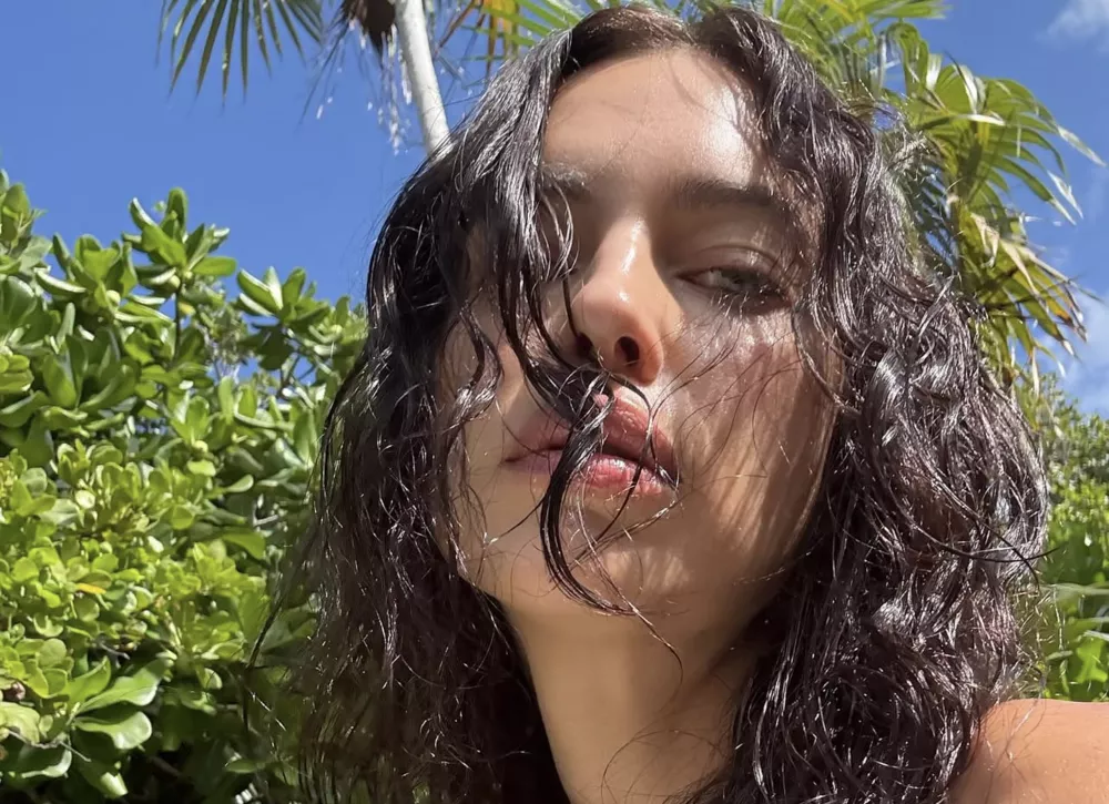 Ирина Шейк снялась в провокационном бикини