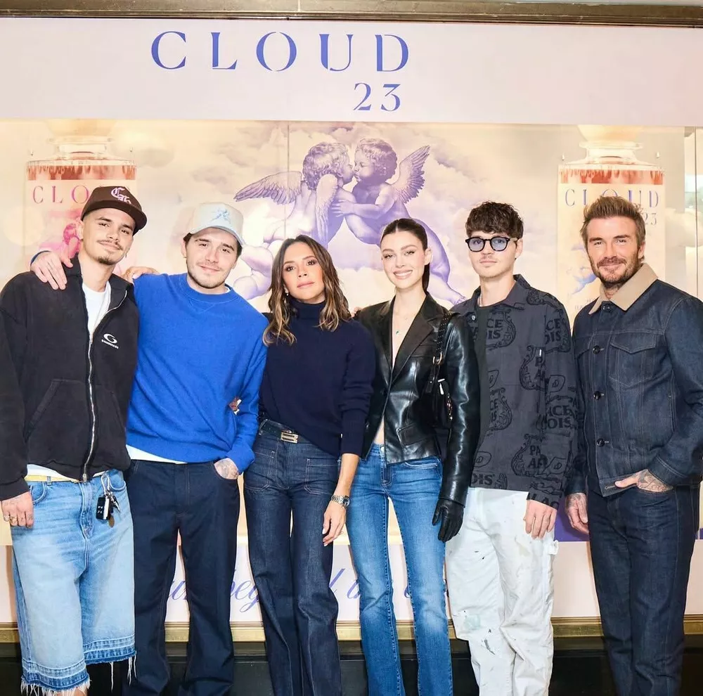 Дэвид и Виктория с сыном Бруклином и его женой Никой