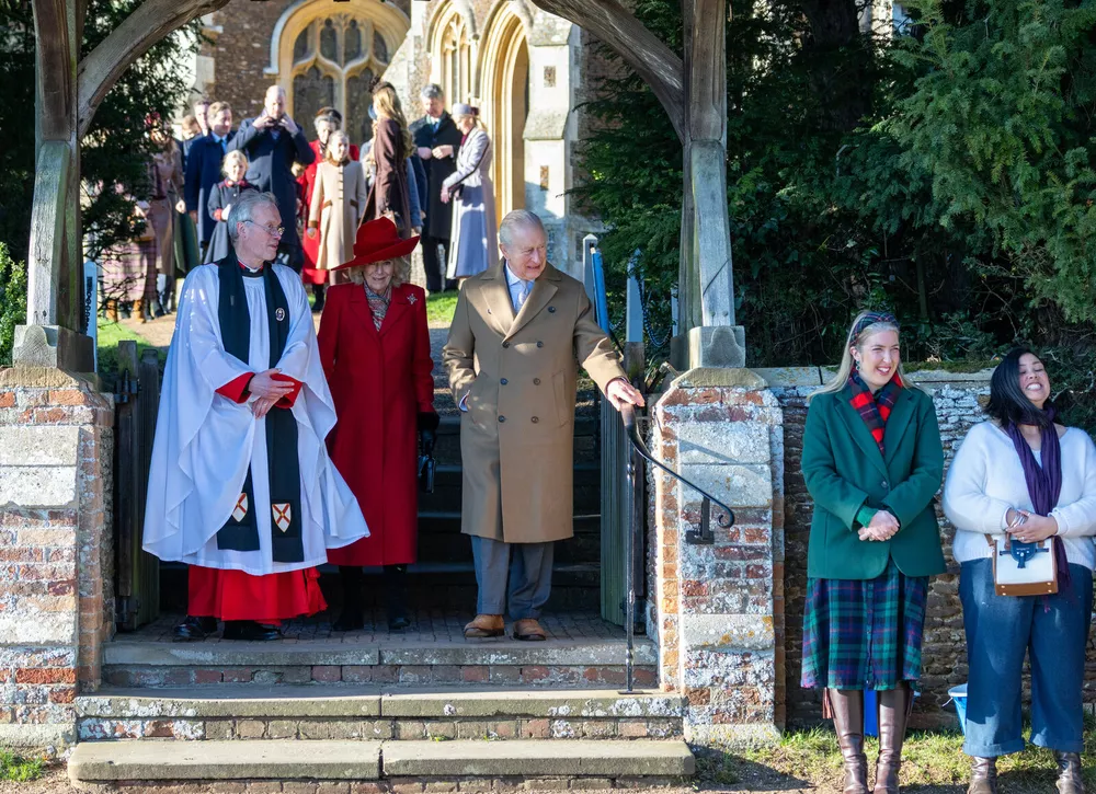 Карл III, королева Камилла, принц Уильям и Кейт Миддлтон: как прошла рождественская служба в Сандрингеме