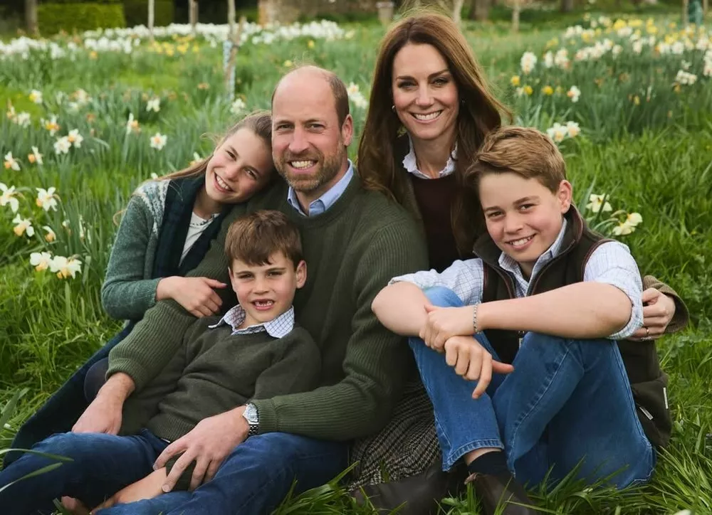 Кейт Миддлтон и принц Уильям опубликовали семейный рождественский портрет с детьми 