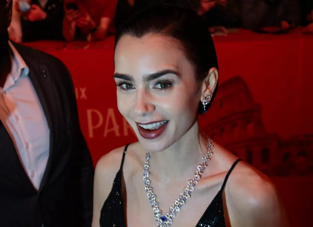 Лили Коллинз, Эшли Парк и другие: французская премьера 5 сезона “Эмили в Париже”