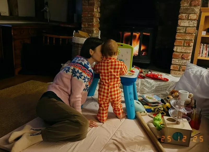 Лили Коллинз опубликовала редкое фото с маленькой дочкой