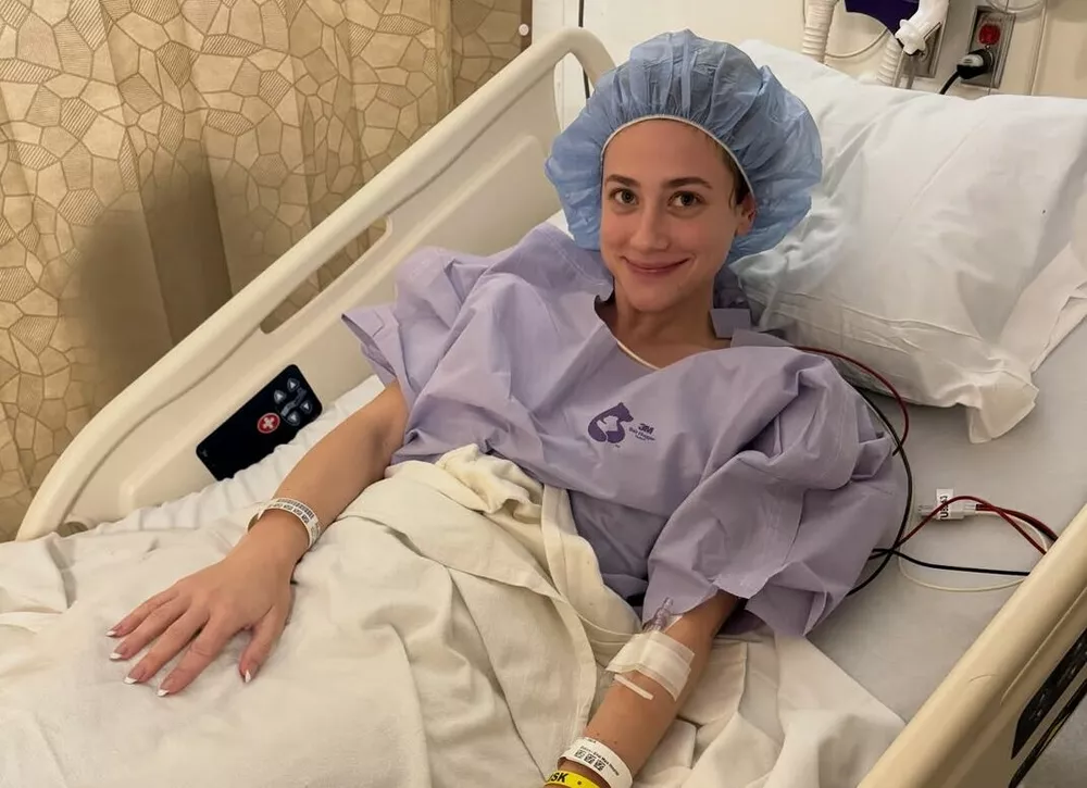 Лили Рейнхарт перенесла лапароскопию и рассказала об эндометриозе