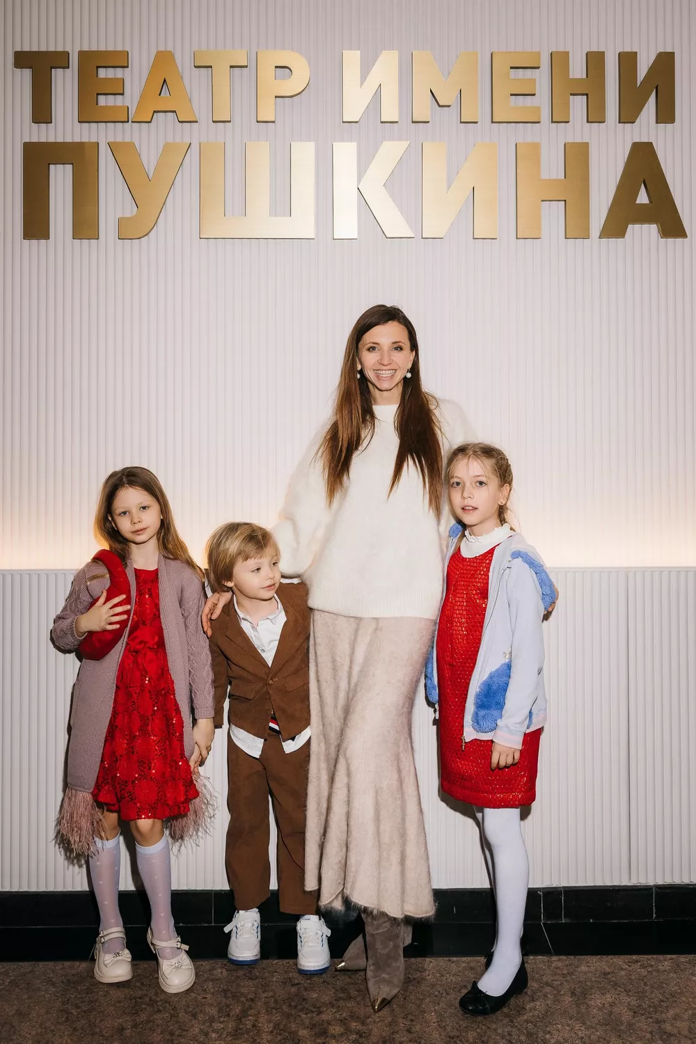 Анна Тихомирова с детьми