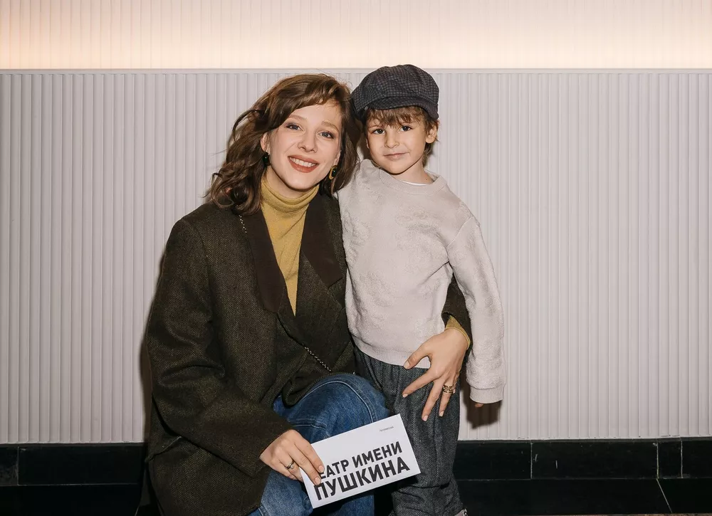 Лиза Арзамасова с сыном, Глафира Тарханова с детьми и другие на премьере спектакля "Аленький цветочек"