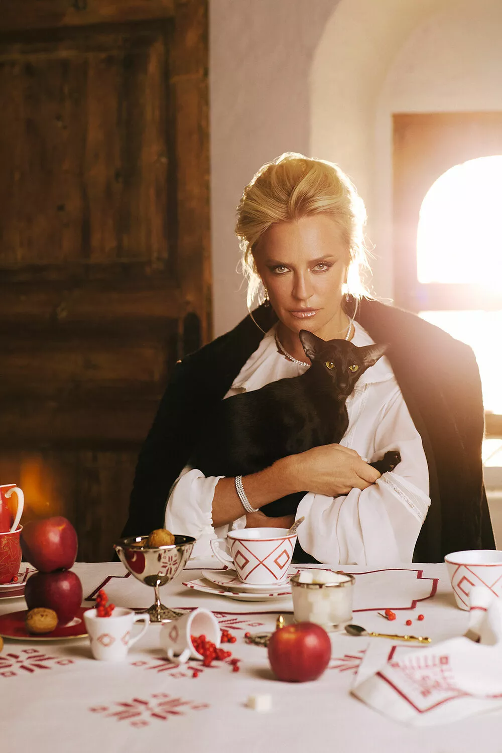 Рубашка и пальто, MVST; кольца, колье, серьги — все Mercury