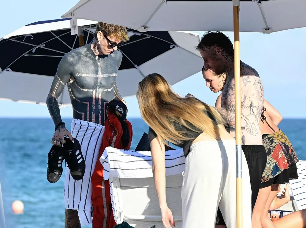 Machine Gun Kelly с друзьями