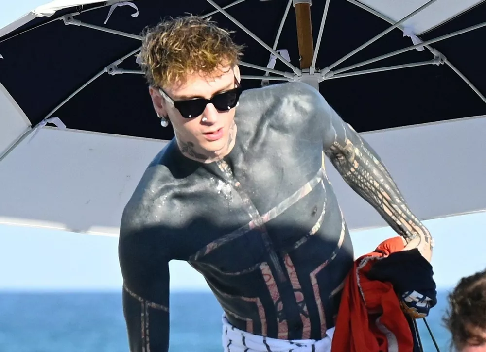 Machine Gun Kelly загорает на пляже с девушками без Меган Фокс