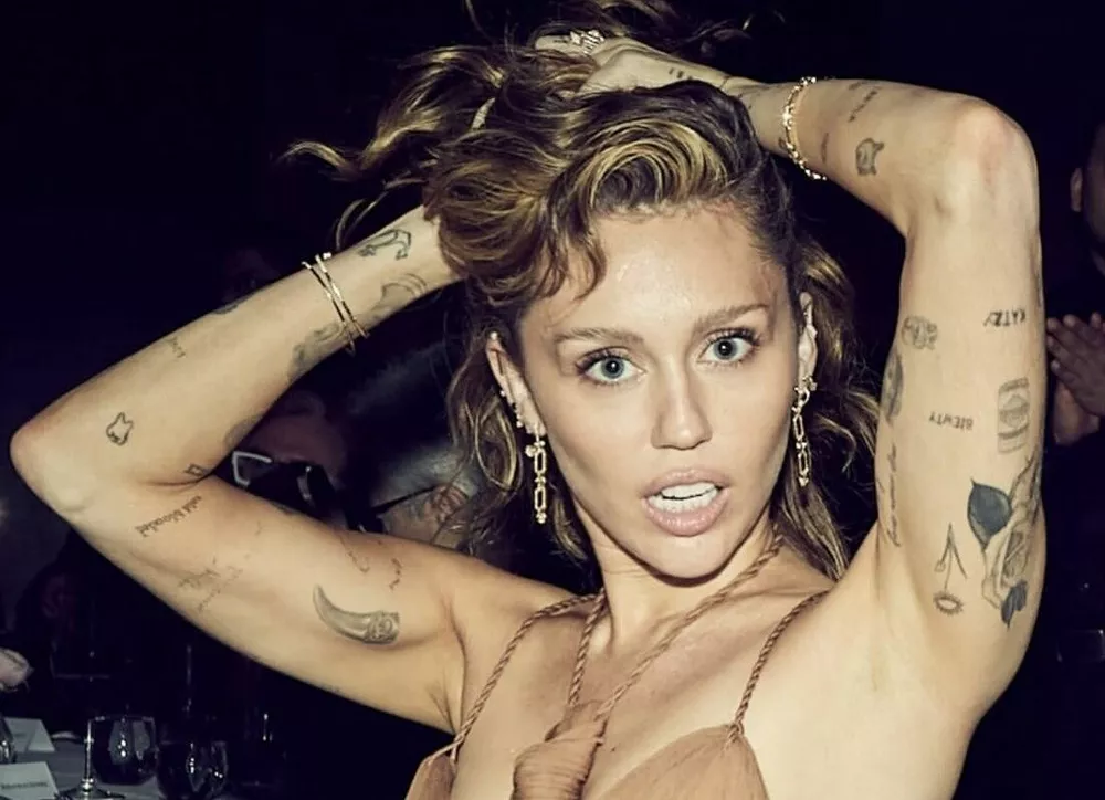 Майли Сайрус удочерили во младенчестве: отец звезды подал в суд на женщину, утверждающую, что это так