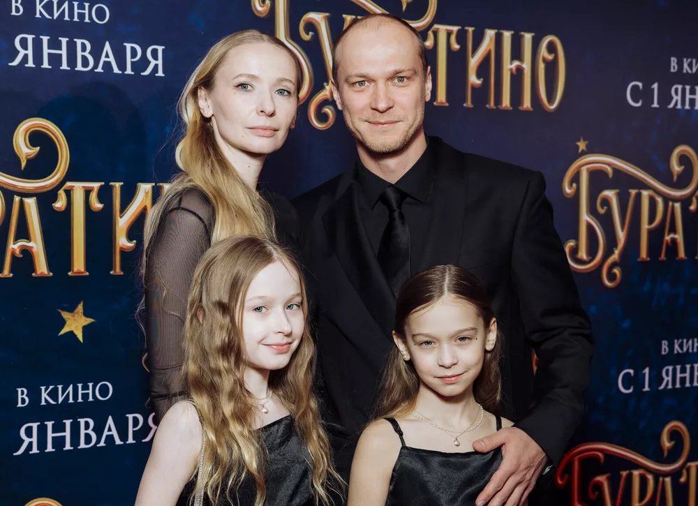 Марк Эйдельштейн, Юра Борисов и Анна Шевчук с дочерьми: премьера Буратино в Москве