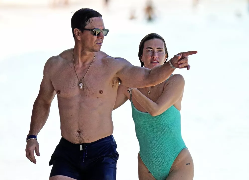 Марк Уолберг с женой проводят рождественские каникулы на пляже Барбадоса