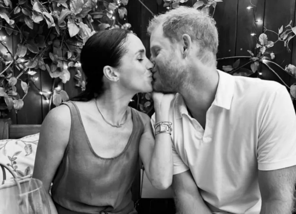 "От нашей семьи": Меган Маркл и принц Гарри представили свою версию рождественской открытки