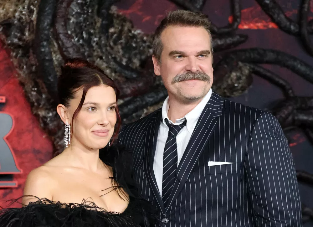 Милли Бобби Браун и Дэвид Харбор скрываются от публики после обвинений актрисы в буллинге 