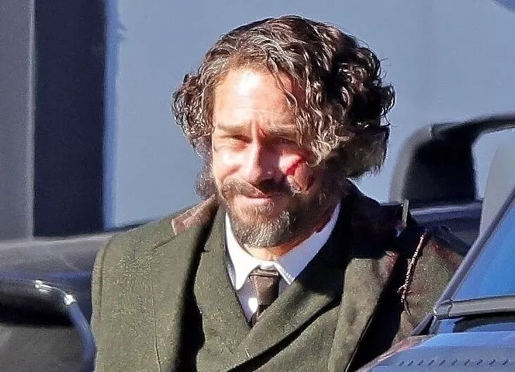 Неузнаваемый Чарли Ханнэм замечен на съемках антологии Монстры Райана Мерфи