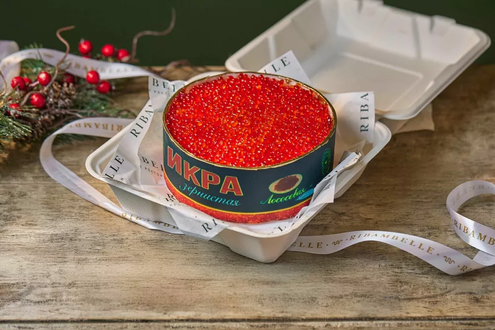 Бенто-торт “Красная икра” с начинкой сникерс.