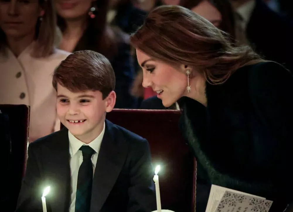Праздники начинаются: Кейт Миддлтон, принц Уильям и их трое детей на рождественской службе в королевской часовне