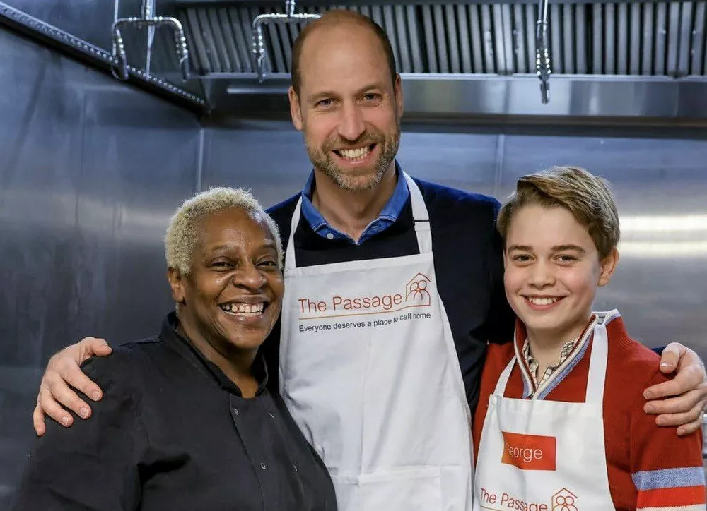 Принц Уильям вместе с сыном, принцем Джорджем, приготовили рождественский обед для бедных