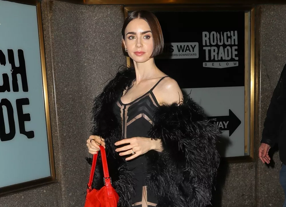 Разбавляем монохромный наряд яркой деталью – на примере Лили Коллинз