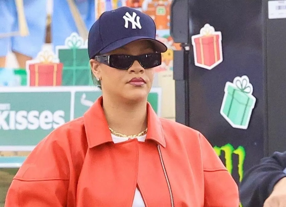 Рианна сходила на рождественский шопинг в стильном аутфите