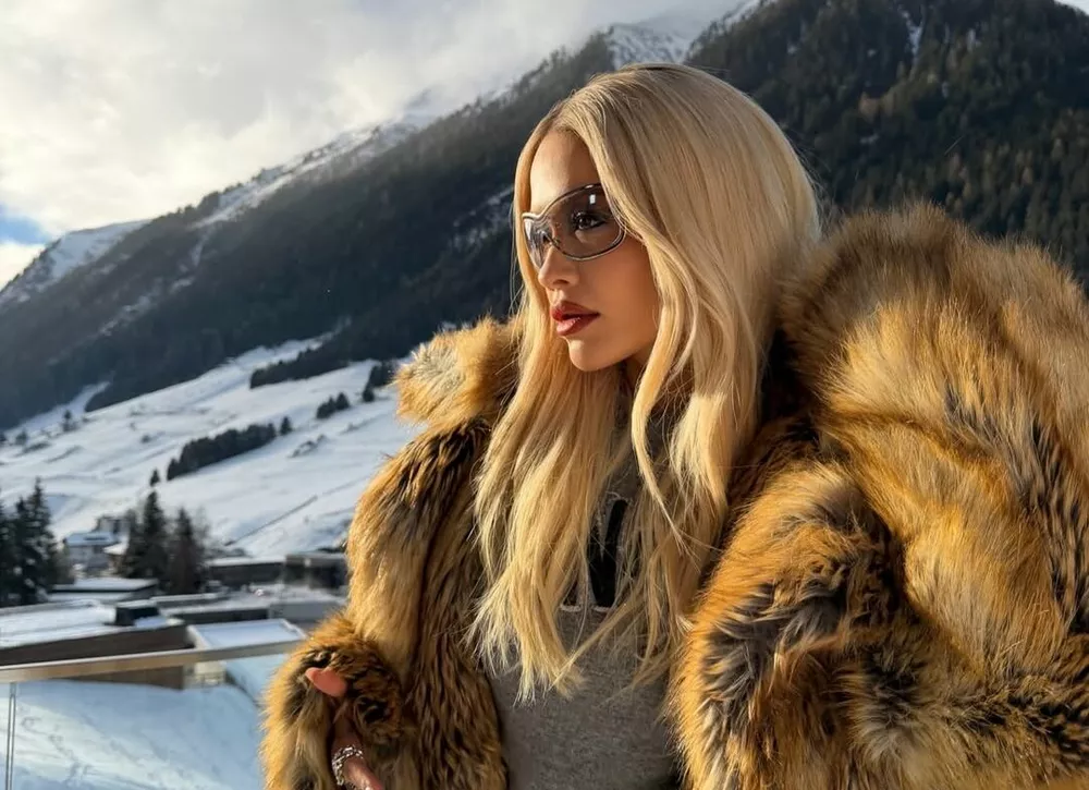 Рита Ора отправилась на горнолыжный курорт на каблуках