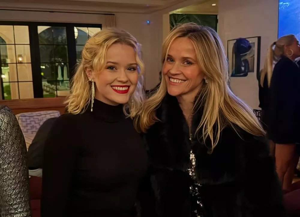 Риз Уизерспун поделилась серией рождественских фото с детьми