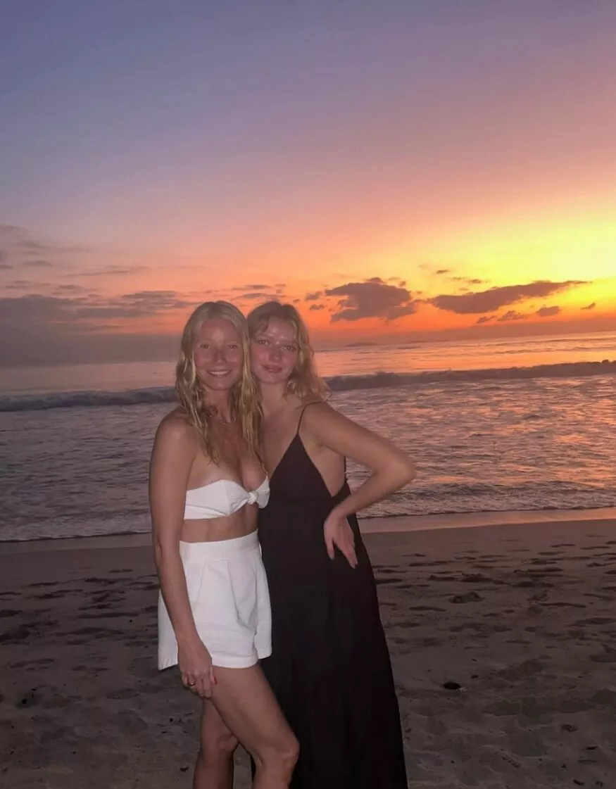 Гвинет Пэлтроу с дочкой Эппл на пляже в новый год 2023