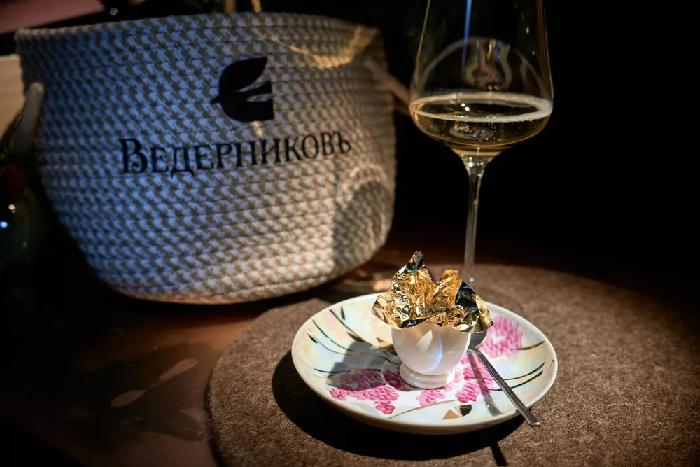 Золотое яйцо с осетровой икрой в паре с “Винодельня Ведерниковъ Резерв Сибирьковый-Алиготе” Brut Nature