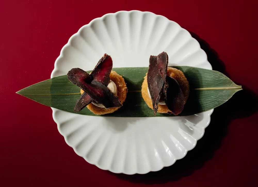 Самое интересное в ресторанах Москвы и Санкт-Петербурга: гастрольные именины, пикник под елкой, лапшичные ночи и бургеры со страусом 