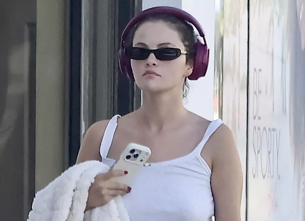 Селена Гомес возвращается из солярия в топе без бюстгальтера