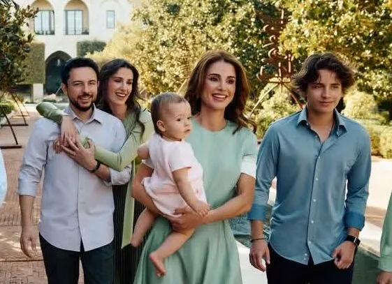 Семья в сборе: королева Иордании Рания позирует вместе с внучками