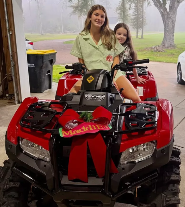 Мэдди с младшей сестрой Айви