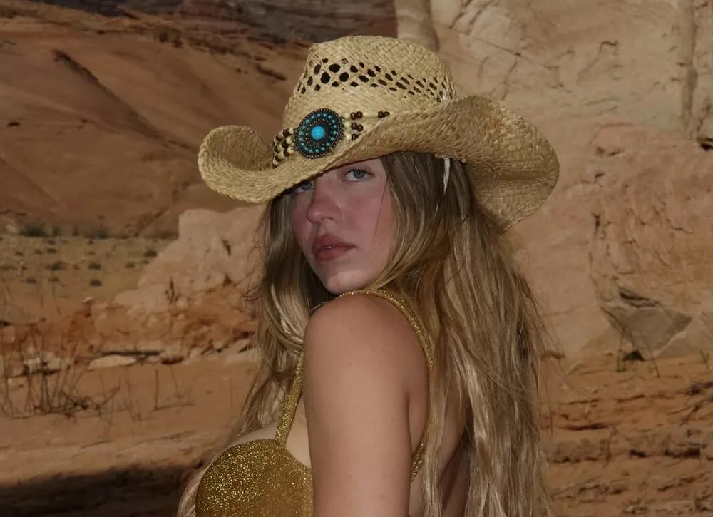 Сидни Суини прокомментировала слухи о пластике груди 