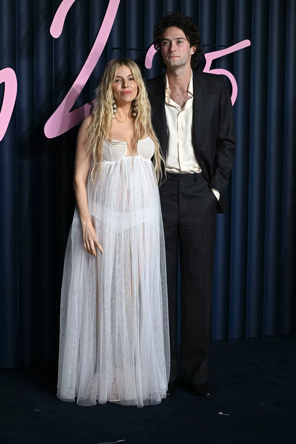 Сиенна Миллер с бойфрендом Оли Грином