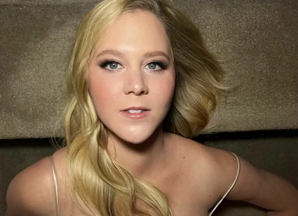 Сильно похудевшая Эми Шумер сфотографировалась в мини