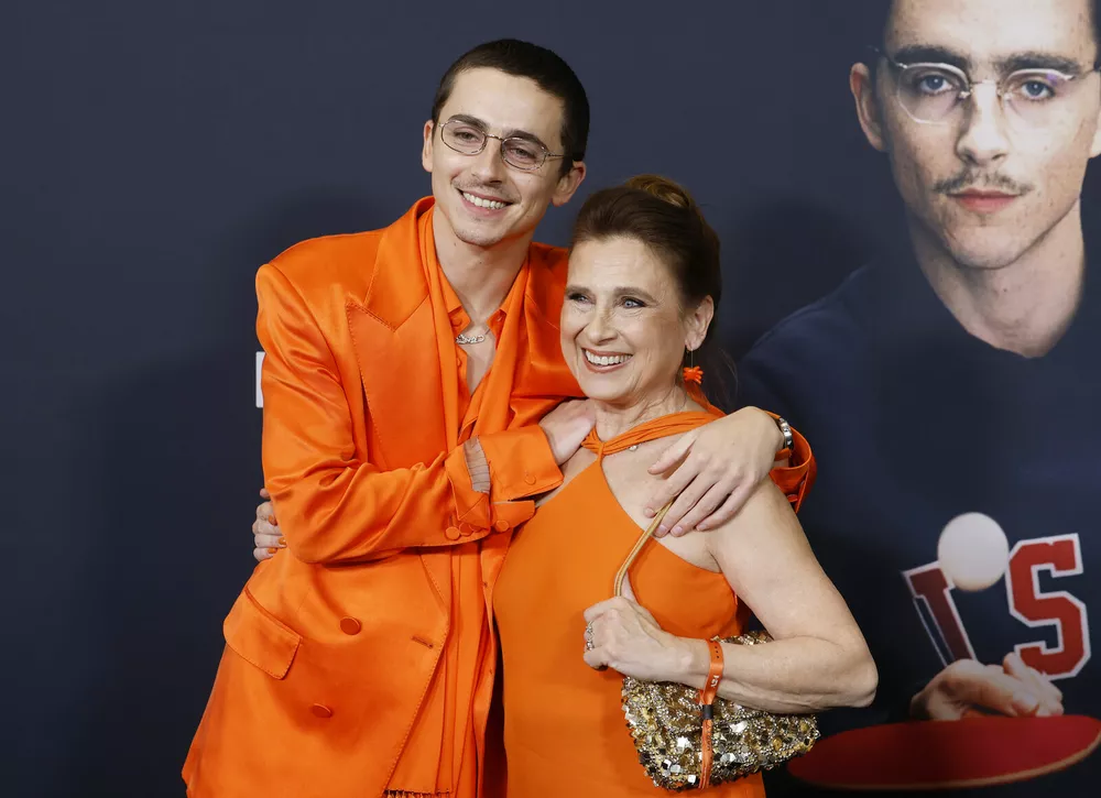 Тимоти Шаламе привел на кинопремьеру маму