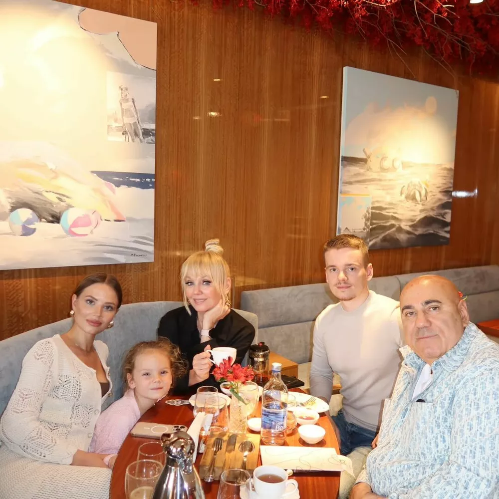 С Иосифом, сыном, невесткой и внучкой