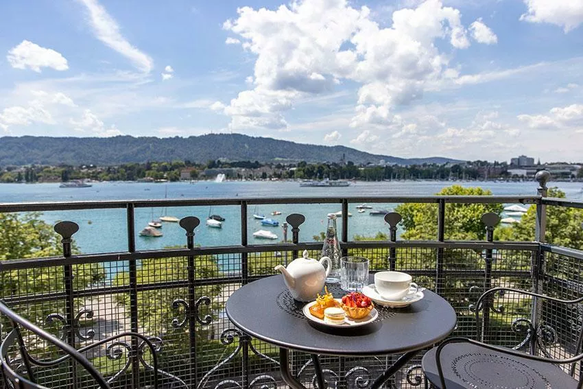Собственная терраса с видом на озеро в отеле La Reserve Eden au Lac Zurich